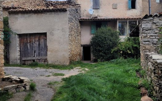 Projet unique à Saumane- Maison +dependances + terrain