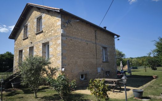 FULLY RENOVATED HOUSE ON THE BANKS OF THE RIVER DORDOGNE