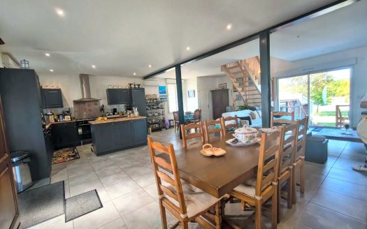 FULLY RENOVATED HOUSE ON THE BANKS OF THE RIVER DORDOGNE