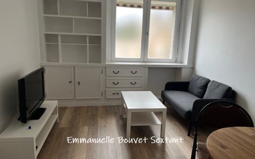 BERGERAC city center, 2 min walk to the train station, 2 bedrooms renovated appartment with balcony.