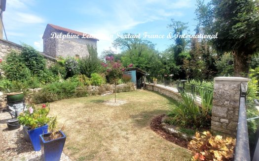 Village property with 4 bedrooms and enclosed garden