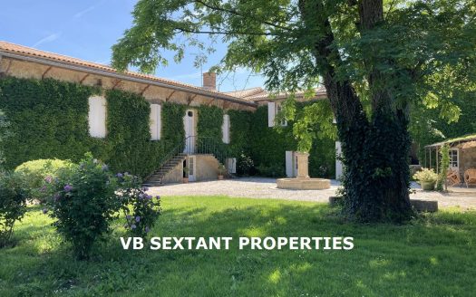 35 minutes from Bordeaux, charming property.1.5 hectares with beautiful residence and outbuildings