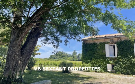 35 minutes from Bordeaux, charming property.1.5 hectares with beautiful residence and outbuildings