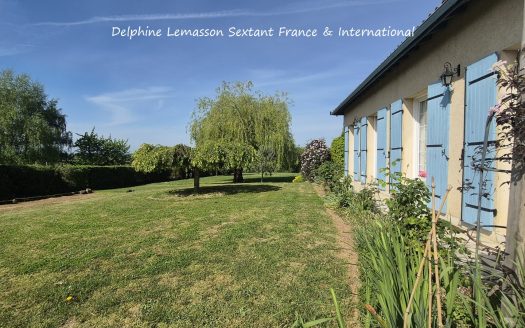 Single-storey villa with swimming pool