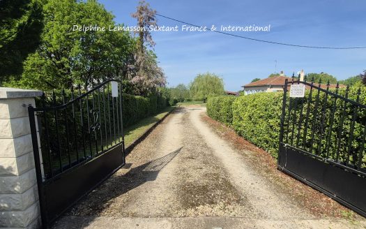 Single-storey villa with swimming pool