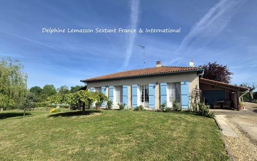 Single-storey villa with swimming pool