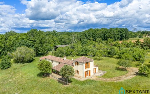 Magificent countrysidish location for that property on 10 HA