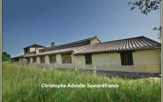 Magificent countrysidish location for that property on 10 HA