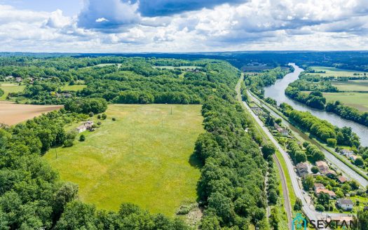 Magificent countrysidish location for that property on 10 HA