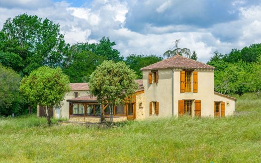 Magificent countrysidish location for that property on 10 HA