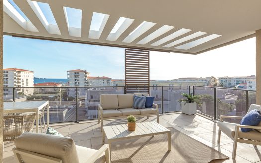Antibes Juan-les-Pins – Top-Floor 3-Bedroom Apartment with Sea View