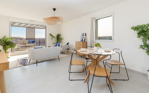 Antibes Juan-les-Pins – Top-Floor 3-Bedroom Apartment with Sea View