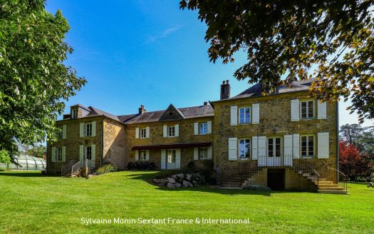 Superb renovated property on 2.6 hectares, outbuildings and pool area with dovecote