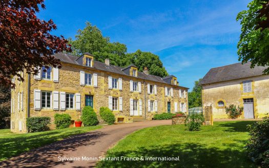 Superb renovated property on 2.6 hectares, outbuildings and pool area with dovecote