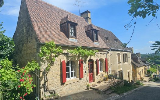 Character Property in the Heart of Domme Bastide – 156 sqm – 3 En Suite Bedrooms – Private Courtyard – Parking