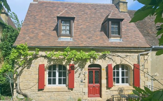 Character Property in the Heart of Domme Bastide – 156 sqm – 3 En Suite Bedrooms – Private Courtyard – Parking