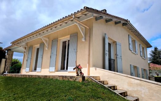 HOUSE WITH 2 APPARTMENTS, IN A QUIET LOCATION, CLOSE TO AMENITIES