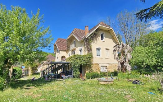 Village House – Approx. 180 sqm of Living Space – Plot of About 1,400 sqm