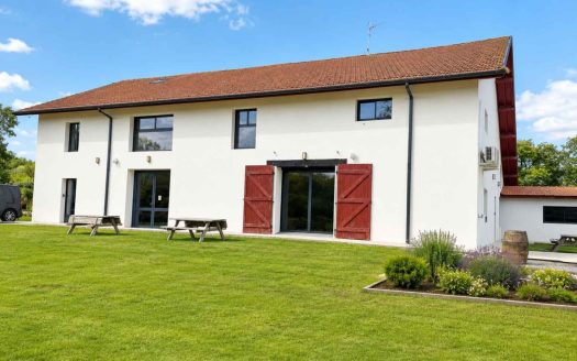 Character estate with accommodation units, reception area, wellness space and swimming pool