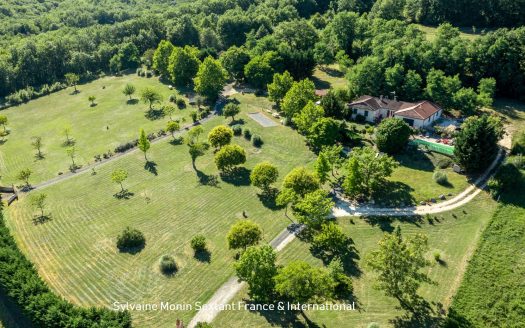 Absolute peace and quiet and unobstructed views for this property complex of 3 houses with 3 swimming pools on 2 hectares