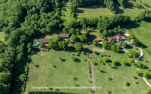 Absolute peace and quiet and unobstructed views for this property complex of 3 houses with 3 swimming pools on 2 hectares