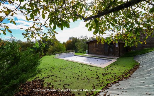 Two houses, a swimming pool, a building plot and strong rental potential