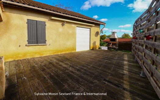 Two houses, a swimming pool, a building plot and strong rental potential