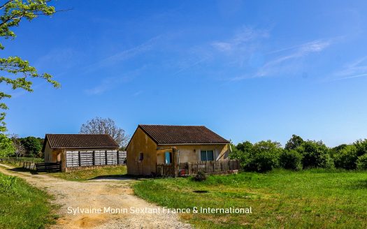 Two houses, a swimming pool, a building plot and strong rental potential