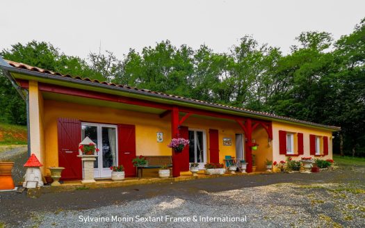 Renovated single-storey house with garden in a quiet location