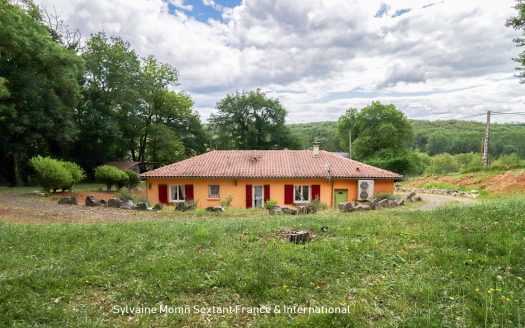 Renovated single-storey house with garden in a quiet location