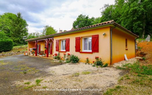 Renovated single-storey house with garden in a quiet location