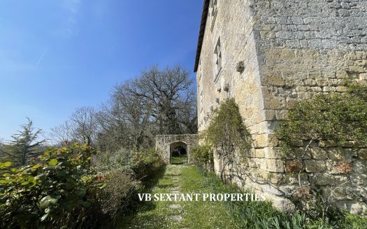 Entre-Deux-Mers, 15 minutes from Saint-Émilion and 50 minutes from Bordeaux, favorite for this 13 hectare estate, rare and steeped in history with residential house and outbuilding