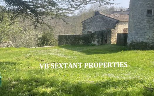 Entre-Deux-Mers, 15 minutes from Saint-Émilion and 50 minutes from Bordeaux, favorite for this 13 hectare estate, rare and steeped in history with residential house and outbuilding