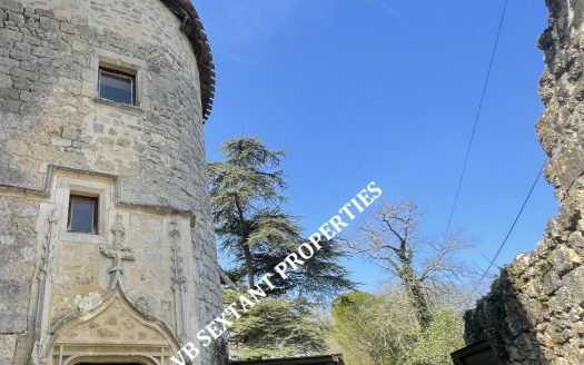 Entre-Deux-Mers, 15 minutes from Saint-Émilion and 50 minutes from Bordeaux, favorite for this 13 hectare estate, rare and steeped in history with residential house and outbuilding
