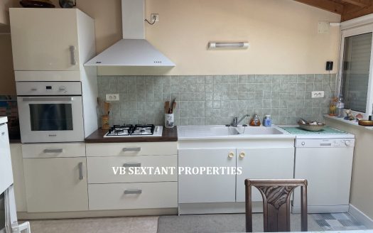 In the heart of Entre Deux-Mers, in Sauveterre de Guyenne, a bastide with a rich historical heritage, charming village house with courtyard and outbuilding.