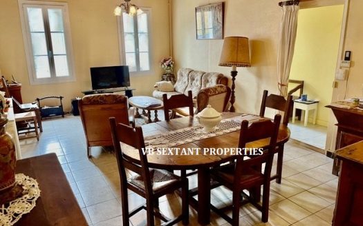 In the heart of Entre Deux-Mers, in Sauveterre de Guyenne, a bastide with a rich historical heritage, charming village house with courtyard and outbuilding.
