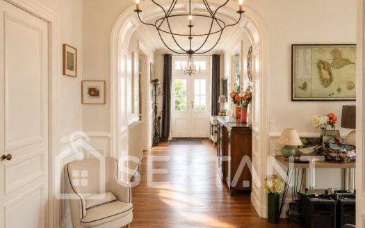 STONE MANOR HOUSE – 532 SQUARE METERS OF LIVING SPACE – 5 BEDROOMS – 2,610-SQUARE-METER GARDEN – COGNAC