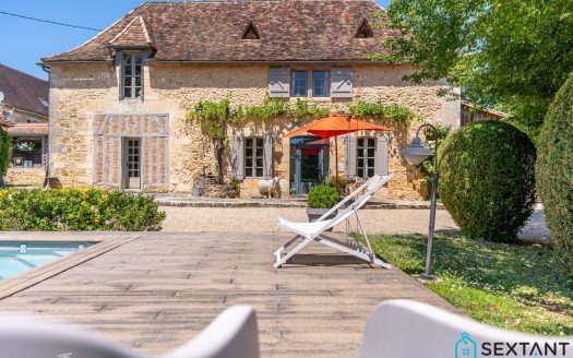 Lovely stone-house in QUEYSSAC, 4 beds, pool, artist studio, intimate garden