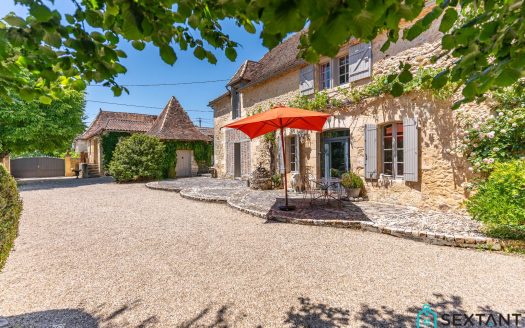 Lovely stone-house in QUEYSSAC, 4 beds, pool, artist studio, intimate garden