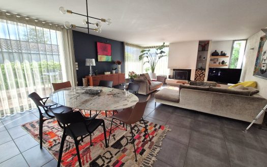 Modern and bright house, 4 bedrooms, double garage, landscaped garden