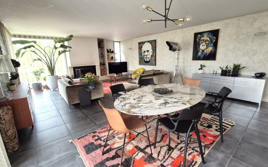 Modern and bright house, 4 bedrooms, double garage, landscaped garden