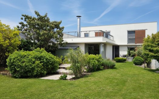 Modern and bright house, 4 bedrooms, double garage, landscaped garden