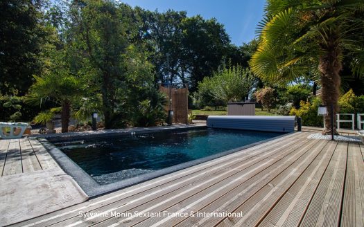 Renovated, comfortable house with independent accommodation, enclosed grounds and swimming pool area