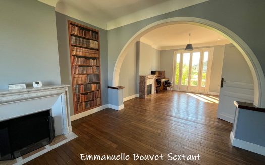 Bergerac, large and charming town house close to city-centre, amenities, river, 5 bedrooms
