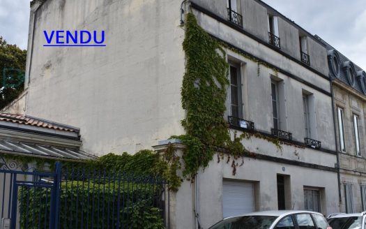 IMPOSING AND CHARMING HOUSE FROM THE 50S IN THE CENTER OF BORDEAUX