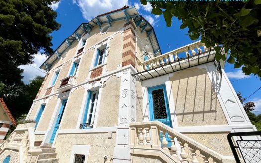Beautiful large bourgeois mansion from 19th century, town center, all comodities walking distance, garden, terraces, garage