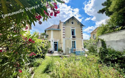 Beautiful large bourgeois mansion from 19th century, town center, all comodities walking distance, garden, terraces, garage