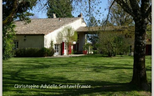 Resort offering 5 bed and breakfast, 2 gîtes, private house, pool on big plot of 1 H