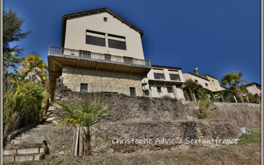 In the heart of Belves, building with fantastic views offering a big flat with terrace and garden ,2 others flats perfect for renting