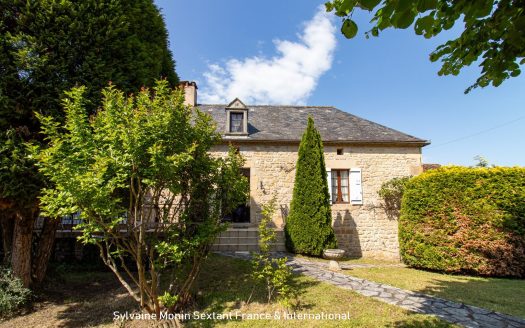 Stone house in the heart of a peaceful village in the Périgord Noir